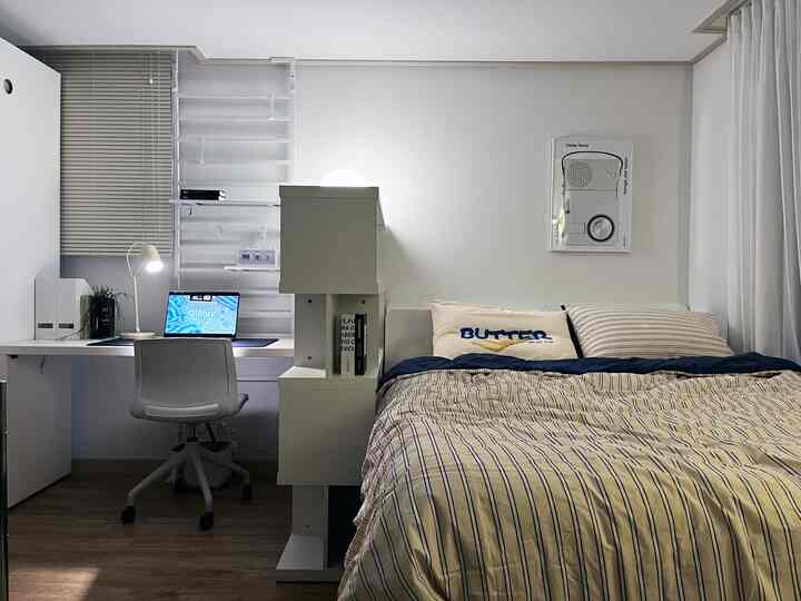 ホワイトトーンの寝室とデスクスペース、ベッドと収納が調和したシンプルなインテリア