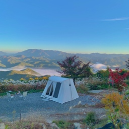 뷰 맛집 캠핑장 시리즈!! 소개해드려요 🏕️
해발 600m 오지 정상에 있는 캠핑장인데요~ 
운이 좋으면 운해도 볼 수 있어요 !
바로 이곳은 군위에 위치한 "바람이좋은저녁"캠핑장입니다.
이곳은 예약이 치열한 곳이고,예약이 어렵기도 해요..😭
또한 먼저 회원제로 예약이 열려 처음오시려고 하는분들은 예약하기 더 어려울꺼같아요 !
자세한 캠핑장 소개는 밑에 사진에서 설명할께요 !
 #뷰맛집캠핑장 #요즘트렌드 #캠핑장 #캠핑 #캠핑용품 #캠핑장비 #camping #가을캠핑 #캠핑장추천 #오늘뭐하집 #경북 #바람이좋은저녁  #활동채널명