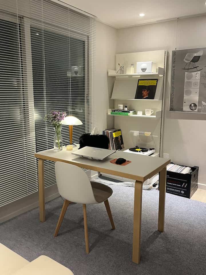 At the end of the day, quietly, I enjoy a classical LP by myself 🎹🌙✨

Debussy - Suite Bergamasque Pour le piano

Introducing a classical LP that's great to listen to at night! This is Debussy's album that I received as a housewarming gift. It's my first time playing a classical LP at home.

This album is one of Debussy's early works, Suite Bergamasque! (It was named Bergamask because it was created based on the impression of the Bergamo region of Italy.)

#What's up today #음악감상 #lp #vinyl #수집 #취미 #클래식 #LP수집 #바이닐수집 #음악감상템 #턴테이블 #스피커 #벽선반 #소품 #홈오피스 #음악존 #빈티지 #거실인테리어 #조명 #수납장 #선반장 #테이블 #책상 #아르텍