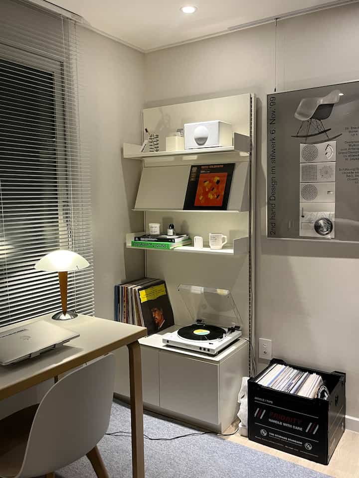 Sharing a record of my leisurely afternoon enjoyment🧡🎵

I've been busy lately, so I've been resting at home on Saturdays since last week, and this Saturday afternoon, I spent it with Stan Getz's Getz/Gillberto album.

#Today's Trend #오늘뭐하집 #음악감상 #lp #음악존 #vinyl #수집 #취미 #클래식 #LP수집 #바이닐수집 #음악감상템 #턴테이블 #스피커 #벽선반 #소품 #홈오피스 #음악존 #빈티지 #거실인테리어 #조명 #수납장 #선반장 #테이블 #책상 #아르텍