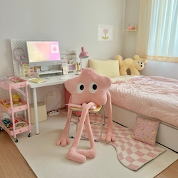 만족도 100% ✨ 내 취향을 담은 예쁜템 소개 1탄 ! 🎀
취향 가득담은 예쁜템을 소개합니다 !!
바로바로 별 인형 쿠션입니다 ⭐️
저희집 사진 곳곳에 나타나서 이젠 집주인이 된 듯한 별인형이에요 ㅎㅎ
색감도 예쁘고 유니크한 디자인으로 인테리어 효과 최고랍니다!
큼직큼직해서 공간에 꽉차게 포인트 주기에도 좋아요.
허전한 침대나 소파 등등 두면 정말 귀엽더라구요.
거기에 크고 푹신해서 안고자면 진짜 포근하고 좋아요.
아이방에도 너무 좋을 느낌!!!!
공간에 포인트주기 좋으면서 활용도도 좋은 쿠션 인형 찾고계시다면 요 쿠션 강추드려요💗
💛 상 품 정 보 💛
🍥 별 모양 대왕 쿠션 인형 
🍥 새달바스켓 / 네이버스마트스토어
🍥 소파, 침대 등 포인트 쿠션으로 추천 ! 
#예쁜템최고야 #오라이프 #소품추천 #인테리어 #작은방꾸미기 #작은방인테리어 #핑크인테리어 #아이방인테리어 #아이방꾸미기소품 #아이방쿠션 #아이방인형 #인형추천 #쿠션인테리어 #소파쿠션 #침대쿠션 #침대 #데스크테리어 #책상꾸미기 #책상추천 #의자추천 #이불 #침구 #카페트 #커튼추천 #작은창커튼 #노란색인테리어 #버터색인테리어 #인테리어포스터 #인테리어소품 #인테리어액자 