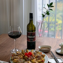 육전 좋아하시나요
우삼겹을 샀큰데 육전해도 맛있을거 같아서
야채도 넣어서 육전 말이 해봤어오
재료는 부추,팽이버섯,파프리가색별로 채썰어 넣고 고기에 말아서 계란물 입혀서 부쳐줬어요
겨자소스가 진짜 맛있는데 
겨자,연유 ,식초 ,진간장,매실액  넣고 섞어주면 됩니다
술안주로도 좋고 저는 와인하고 같이 먹으니까
더 맛있더라고요
#오라이프 #홈스토랑 #요즘트랜드 #와인 #홈술 #술안주추천 #육전말이 #육전 #오홈스토랑 #홈파티 #와인러버 #플레이팅 