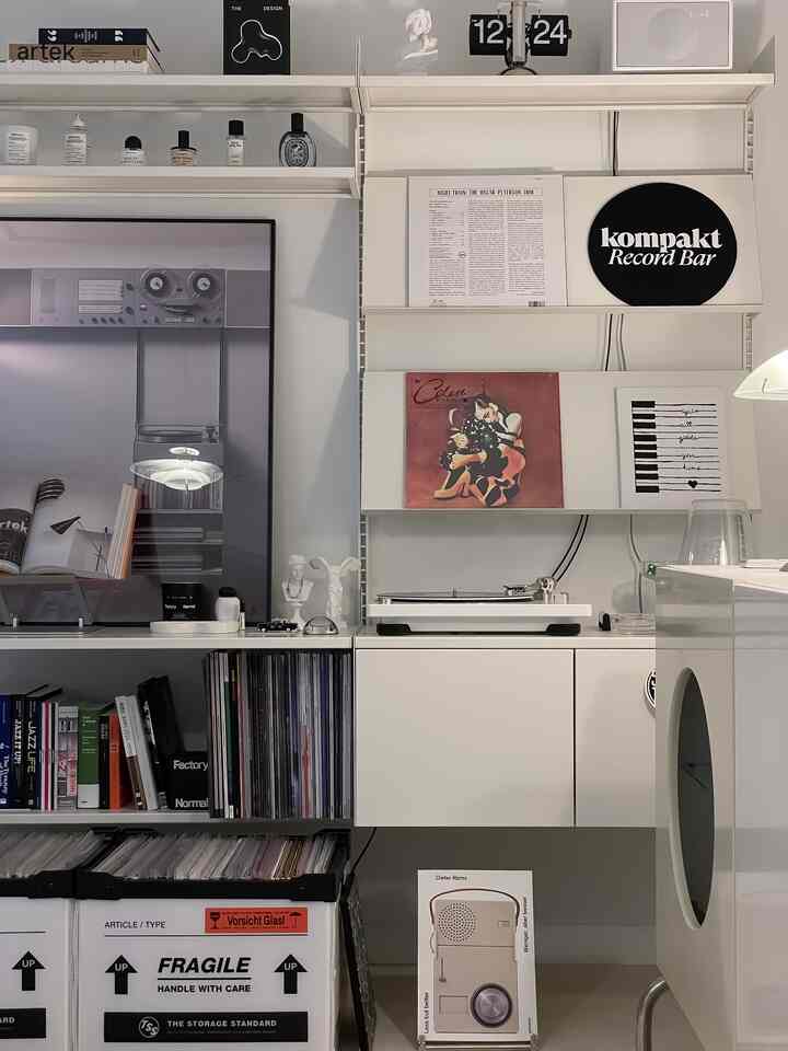 白を基調とした音楽空間、ヴィンテージLPコレクションとターンテーブルが配置された清潔感のあるモダンなインテリア