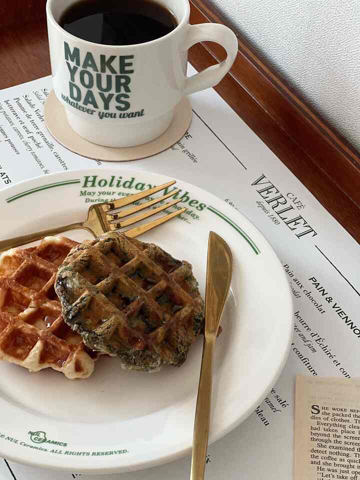 白とゴールドのトーンで統一されたおうちカフェ風のテーブル、ワッフルとコーヒーが置かれた雰囲気のある空間