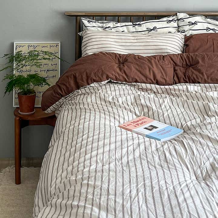 Bedding replacement completed for the coming winter···🤎
Purchased in brown to match the frame color!

I really like the striped pattern 👀💕

#OhouseSeason9 #침실플랜테리어
#Planterior #안방꾸미기 #안방인테리어
#BeddingRecommendation #침구인테리어 #아스파라거스나누스 
#BeginnerButler #초보식집사 #침실인테리어 #침실꾸미기 


