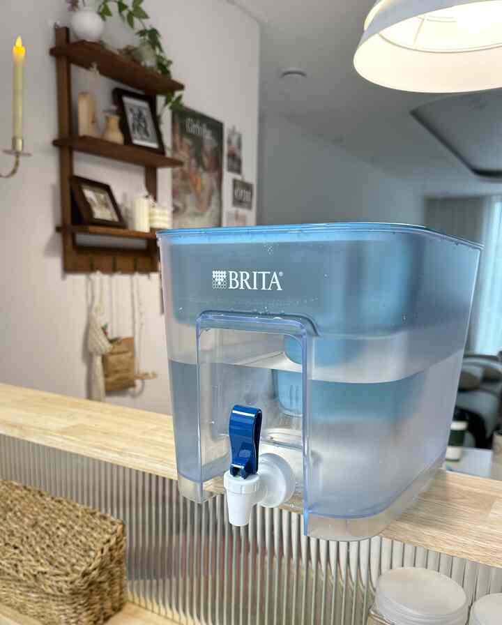 4人家族が住んでいる私の家は皆一日に水を本当にたくさん飲みます。
子どもたちが赤ちゃんの頃にはミネラルウォーターを食べるのがいいと言ってボトルウォーターを食べた後、ミネラルウォーターが余裕がなくて浄水器を使っていますが、氷浄水器を使ってみると空間チャージとレンタル料が負担されていました。

今回のオリビューアのおかげで、お母さんの間に口コミのようなブリタ浄水器を書くことができました。
やはり…有名な製品はそれほど有名ではありませんか？
いったん機械歯である私は電子製品と言えばガタガタから食べるんだ😅

設定はとても簡単でした😄

水の味も浄水器の味とあまり変わらず、何よりも8.2L大容量な点がとても~~ 気に入りました！

フィルターコストも安くてレンタルコストより安いメンテナンスと設置が別に必要ないという点も便利で、ゼロプラスチック製品なので環境にやさしいというのがとても良いですね^^ #오하우스 #오늘의집 #브리타 #BRITA #브리타정수기 #브리타플로우 #친환경제품 #친환경정수기 #정수기 #제로웨이스트 #리사이클링