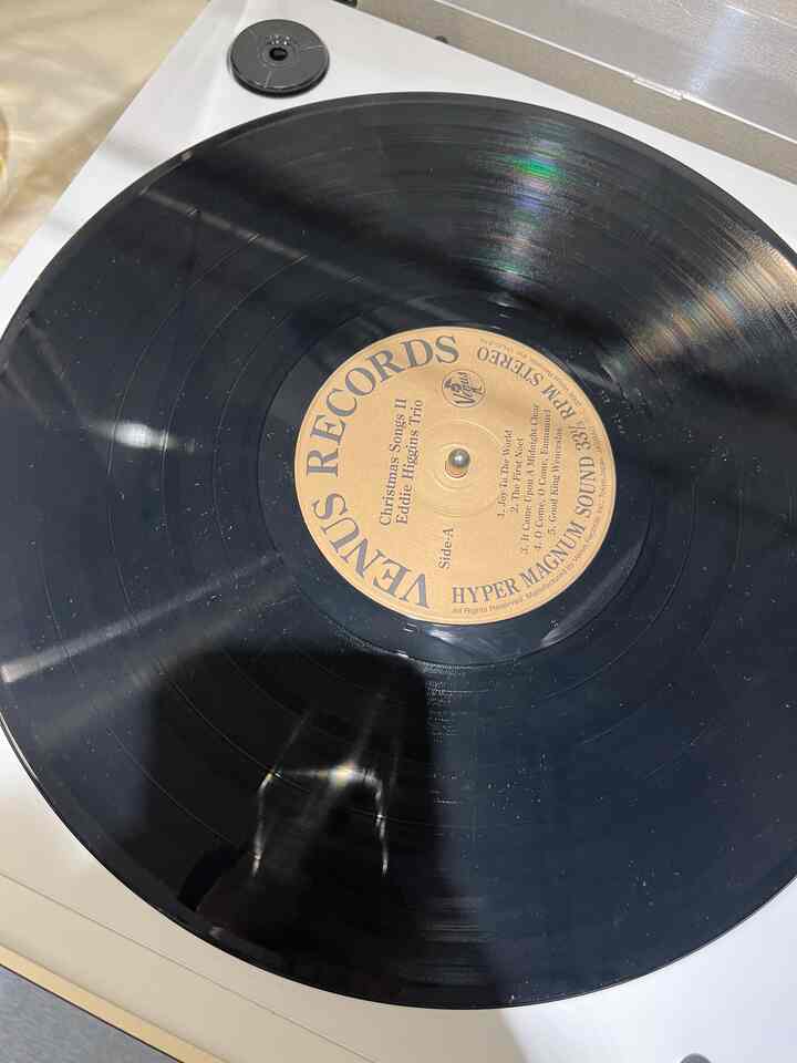 このアルバムにはあまり壮大ではないので、じっくり楽しむのに良い曲がたくさん入っています。 （しかしアルパン・ワルケ汚いㅎ；） お客様に招待してBGMで聴いてもいいし、一人で聴くのもいいキャロルアルバムです。  #음악감상 #lp #음악존 #vinyl #수집 #취미 #LP수집  #음악감상템 #턴테이블 
