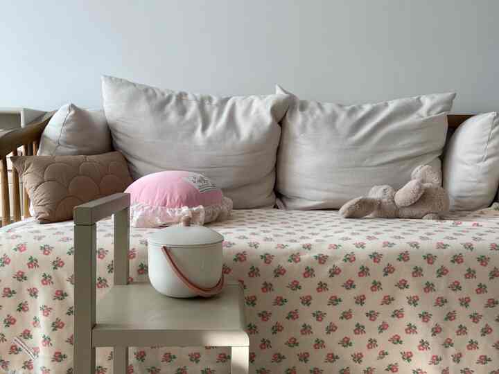 ナチュラルトーンのリビング、ヴィンテージソファとオブジェチェアが温かみのある雰囲気を演出する空間