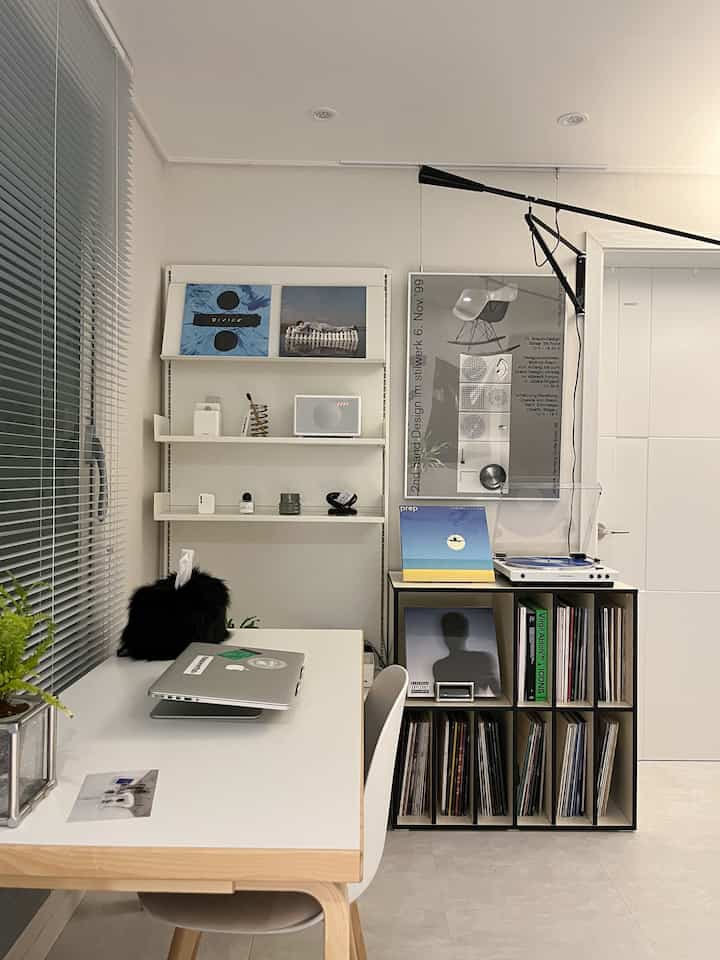 Koleksi vinyl rasa biru 💙❄️

Es krim saat dingin, es Americano saat dingin!
Styling koleksi vinyl biru yang saya dengarkan karena dingin 🩵

Mulai besok akan dingin lagi, kan? Mereka bilang cuacanya sangat dingin! Aku harus keluar, tapi ini masalah besar... Mari kita berhati-hati agar tidak masuk angin.

#Apa yang kamu lakukan hari ini #음악감상 #lp #음악존 #vinyl #수집 #취미 #LP수집 #바이닐수집 {8 #Item mendengarkan musik} #턴테이블 #스피커 #벽선반 #소품 #홈오피스 #빈티지 #거실인테리어 #조명 {17 #Penyimpanan} #크리스마스 #12월 #겨울인테리어
