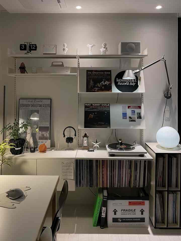 [ 🎧 Umie 週刊アルバム 20 ] メルクのためのキャロルアルバム🎄• Nat King Cole - A Sentimental Christmas With Nat King Cole & Friends: Cole Classics Reimagined (2021) 

ピアノと弦楽のハーモニーで始まるイントロ。初めてのイントロだけでこんなに人をときめかせることができるのか… 

＃今日何をする＃最近のトレンド＃鑑賞＃LPコレクション＃バイニールコレクション＃収集家＃ビンテージコレクション＃コレクションゾーン＃音楽スペース＃ビンテージインテリア＃ビンテージモダン＃ターンテーブル＃バイニール＃lp #music #冬の雰囲気 #今日からクリスマス #冬 #ナットキングコール #christmas 