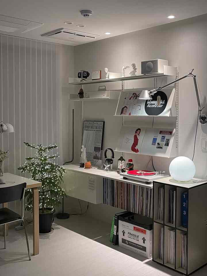 [ 🎧 Umie 週刊アルバム 21 ] 嬉しいキリスト降誕 D-7 ❤️• マライアキャリー - Merry Christmas (1994)

＃今日何をする＃最近のトレンド＃鑑賞＃LPコレクション＃バイニールコレクション＃収集家＃ビンテージコレクション＃コレクションゾーン＃音楽スペース＃ビンテージインテリア＃ビンテージモダン＃ターンテーブル＃バイニール＃lp #music #冬の雰囲気 #今日からクリスマス #冬 #マライアキャリー #キャロル #winter #homedecor #interior #christmas 