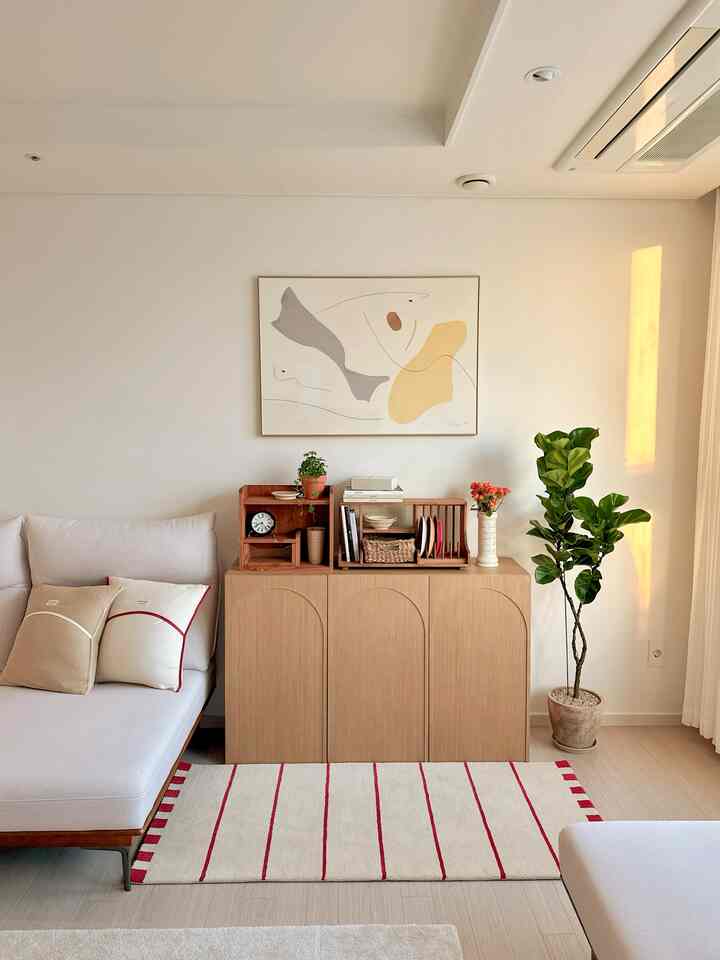 I really like the new frame!
I'm satisfied because it matches the wood interior well!!

#Ohaus Season 9 #하일리힐즈 #인테리어액자
#Wood Interior #인테리어러그 #모듈소파
#Sofa Interior #거실인테리어 #플랜테리어
#Slow Ale #원목수납장 #포스터 #인테리어포스터

