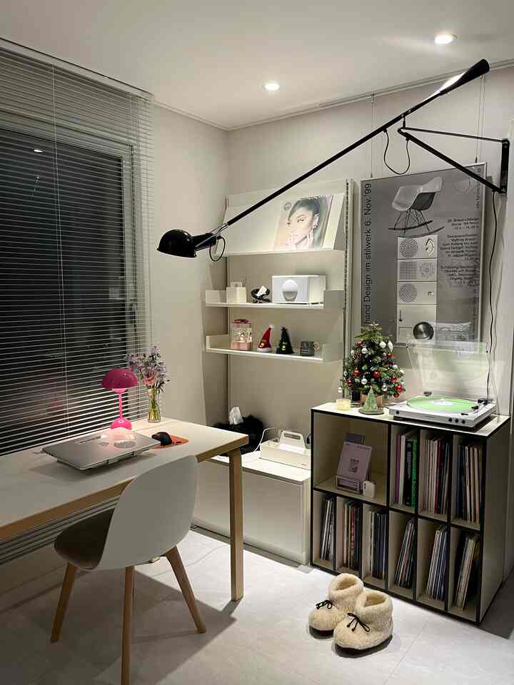 エネルギーを充電できる音楽おすすめ🔥💪🏻

クリスマスもよく過ごしましたか？もうクリスマスも過ぎて一年が終わります。今日は新年を力強く迎えるエネルギーを充電できる音楽を紹介しましょう！

Ariana Grande - Positions (Coke Bottle Clear)

明るい薄緑色のアリ顔が詰まったカバーにアルパンもきれいなコークボトル盤です。運動するときや働くときに聞きやすい楽しい歌がいっぱい詰まっています。

実際に家でシャングリアを浸す材料を手入れしながら聞いたのですが、大変で楽しくフルーツ洗いしてカットしました。

＃今日何をする＃最近のトレンド＃音楽鑑賞＃lp＃音楽ゾーン＃vinyl＃コレクション＃趣味＃LPコレクション＃バイニールコレクション＃音楽鑑賞テム＃ターンテーブル＃スピーカー＃ウォールシェルフ＃小道具＃ホームオフィス＃クリスマス＃クリスマスインテリア＃リビングインテリア＃照明＃収納