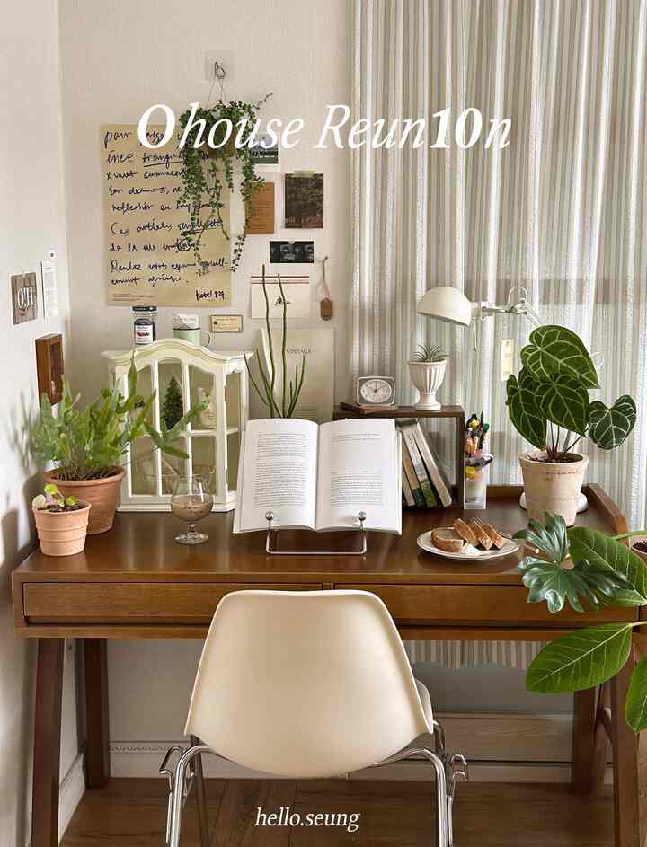 🤎Ohouse Reun10n🤎
こんにちは〜！オーハウスReun10nメンバーとして活動することになった「昇勝」と言われています。  Reun10nメンバーはとても嬉しいです☺️

自宅で一番愛情を込めて一番の時間を過ごすのがデスク空間なので、今回のReun10nシーズンでは「デスクテリア族」を選んで活動することになりました。  #오하우스시즌10 #데스크테리어족 #데스크테리어 #데스크테리어족자기소개 #식물인테리어 #우드인테리어 #화이트인테리어 #가구인테리어 #책상 #작업실인테리어 #식집사 #식물키우기 #데스크소품 #인테리어소품 