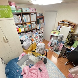 짐으로 가득한 2평 방👉앵무새 놀이터까지 갖춘 사랑 가득 방으로🦜
안녕하세요! 오늘 함께 구경할 공간은 반려동물인 앵무새와 함께 생활하고 있는 2평 방입니다.
방 안에 앵무새들의 놀이터를 마련해주고 싶지만, 이미 새장과 짐으로 좁은 방이 꽉 찬 상황이었습니다. 그래서  어쩔 수 없이 거실에 앵무새들을 풀어주는데 종이를 뜯고 노는 걸 좋아하는 모모와 모찌가 거실까지 집 안 전체를 난장판으로 만들어 가족들의 불만도 커지고 있다고 했습니다.
짐 때문에 사람만 겨우 들락날락할 수 있을 정도로만 열리는 방문, 그리고 바닥에도 놓인 짐 때문에 깨끗하게 청소하기가 힘들어 사연자님은 앵무새를 키운 이후로 알레르기 비염까지 생겼다고 했어요.
그래도 힘든 순간에도 옆에서 위로해주는 앵무새들을 위해서, 사연자가 오늘의집 비포애프터에 신청했다고 합니다.
#오늘의집 #비포애프터 #LG코드제로 #LG무선청소기 #LG코드제로A9Air #A9Air #A9에어 #LG청소기 #엘지청소기 #집들이선물 #청소기추천 