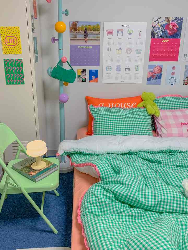 パステル調のカフェ風ワンルーム寝室、ミントグリーンの椅子とギンガムチェックの寝具が配置された雰囲気のある空間
