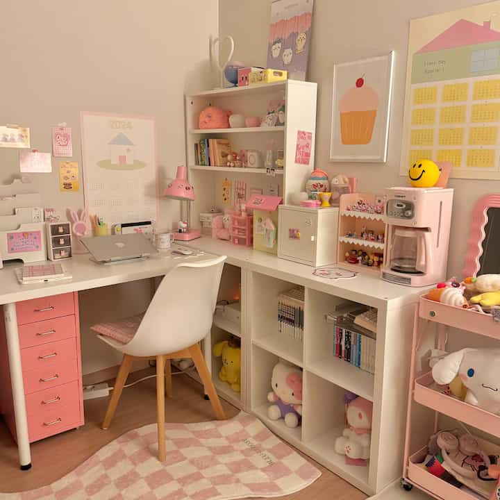 Pink desk interior filled with your favorite tastes 💗
I'm into pink these days, so I decorated my desk zone with pink! I'm surprised that I have this many pink items..😆

#Busy at home #집에서제일바빠요즘관심사
#Ohouse season 10 #예쁜템최고야 #24년달력 #달력포스터 #달력추천 #달력인테리어 #집모양 #데스크테리어 #침실꾸미기 #취미방 #취미공간 #취미생활 #취미방인테리어 #키덜트 #취미공간 #아이방꾸미기 #아이방인테리어 #노란색인테리어 #핑크인테리어 #파스텔인테리어 #새달바스켓 #만화책장 #만화 #책상꾸미기 #아이방책상 #취미방인테리어 #취미방꾸미기