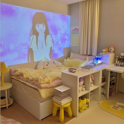 봄맞이 방구조 바꾸기! 
슬금슬금 집이 또 지겨워져서 방구조를 바꿔봤어요😆
이번에는 이케아 KALLAX 책장을 침대 옆으로 배치해봤는데
진짜 아늑 포근 그자체..💛너무 마음에 들어요 !
포근한 연출 해보고싶으신 분들은
침대옆쪽으로 서랍장이나 책장들 배치해보세요!
진짜 천국입니다…💓강강강추!
구조 바꾸느라 힘들었지만 만족도 1000퍼센트 입니다😍
#집에서제일바빠봄맞이 #집에서제일바빠 #오하우스시즌10 #예쁜템최고야 #24년달력 #달력포스터 #달력추천 #달력인테리어 #집모양 #데스크테리어 #침실꾸미기 #취미방 #취미공간 #취미생활 #취미방인테리어 #키덜트 #취미공간 #아이방꾸미기 #아이방인테리어 #노란색인테리어 #핑크인테리어 #파스텔인테리어 #새달바스켓 #만화책장 #만화 #책상꾸미기 #아이방책상 #취미방인테리어 #취미방꾸미기 #작은방꾸미기 