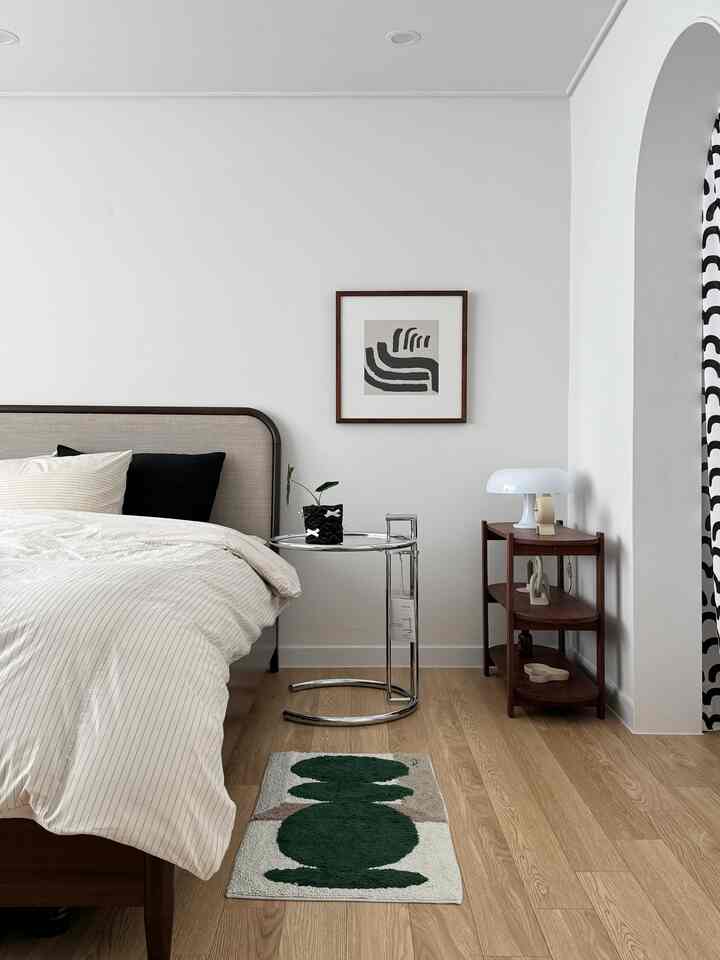 I tried many things to create my own bedroom mood.
The most frequently asked questions about the Luca bed and the picture frame I bought from Freesia Art are always in the same place.

The frame has an uncommon design, so I don't get tired of looking at it for a long time.
The Odic three-tier shelf is also a perfect fit for the bedroom, so it's been in the same place for 3 years.

#Bedroom interior #침구 #침실꾸미기 #침대 #까사미아침대 #까사미아루카 #맞팔