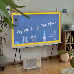 우연히 듣게된 플레이리스트 'Fly Me to the Moon'🌙  같은곡이지만 누가 부르느냐에 따라 분위기나 느낌이 너무 달라 한곡만 연속으로 듣는데도 가수가 다르니 전혀 지루하지 않고 너무 좋기만 하더라구요🎶 #좋아하는공간 #일상 #거실인테리어 #꽃멍 #거실꾸미기 #튤립키우기 #맞팔 