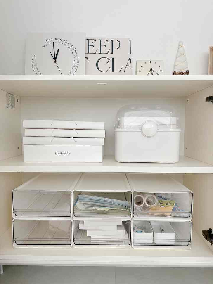 🏠
透明引き出しボックスのコレクション💛
整理箱の種類も本当に多いですが、その中でも 
引き出し型になっているのが確かに楽なのか 
あちこちでよく使われました。

小型、大型の2つのサイズがありますが、どこに置いてもよくフィットします。
透明なので内側の内容物が見えてラベリングをしなくても見つけやすく💓

#kitchenorganization #kitchencabinets #주방정리 #팬트리 #팬트리정리 