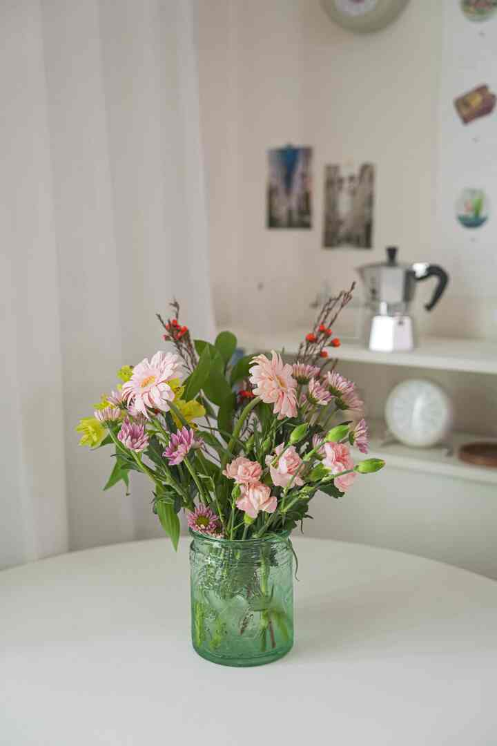 #식물일기

When the warm spring approaches, I sometimes change my mood
I put a pretty bouquet of flowers in a vase and take good care of them :)
When I was young, I wondered what would be good about these withering flowers??
But now, I really like the fact that they spend their most beautiful time together💛
How to take care of fresh flowers for a long time!! It's nothing special
I tried using a fresh flower supplement and added sugar, but
I changed the cold water every day, put in a few ice cubes to keep the water cool,
and cut the end of the stem slightly diagonally every time I changed the water, so that it absorbs water better
so that I can look at it for a long time~
And it's better to put it in a cool place with a little shade rather than a place with strong sunlight to keep it together for a long time
That's how I think I've been with this bouquet for over 2 weeks😍

#Planter #꽃병 #꽃인테리어 #식물키우기 #화병 #꽃다발 #꽃꽂이 #꽃테리어 #거실인테리어 #봄인테리어 #플라워데코 #맞팔 #맞팔환영 #생화 #거베라 #식물키우기