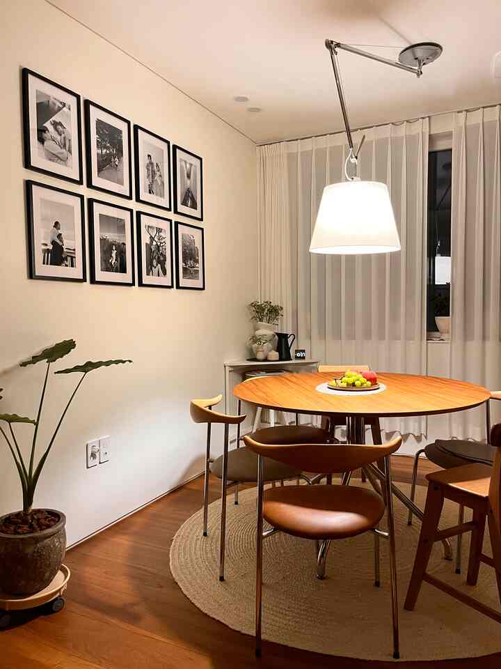 木目調と白を調和させたダイニング、丸テーブルとペンダントライトが居心地の良い雰囲気のインテリア