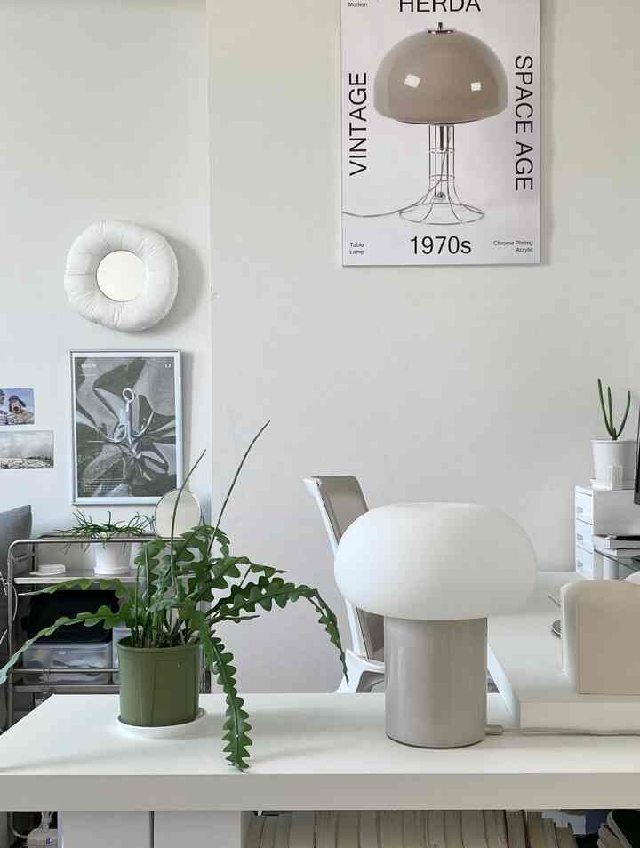 ホワイトとグリーンが調和したモダンな寝室型ホームオフィス、清潔感のある現代的な雰囲気のインテリア