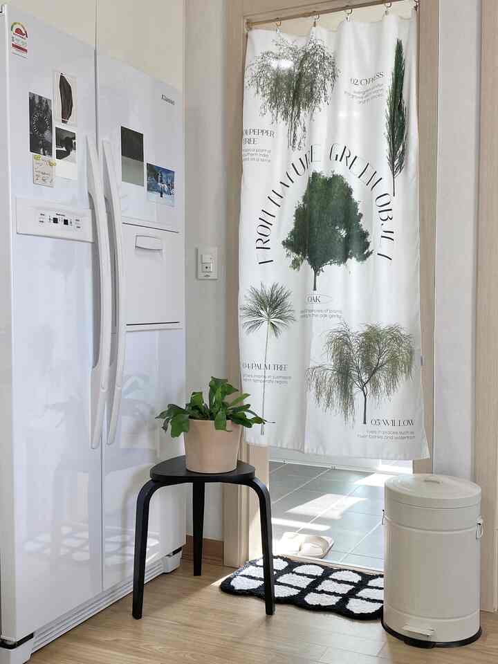 ホワイトとナチュラルカラーの玄関と浴室の入り口、植物とファブリックポスターのカーテンがある雰囲気の良い空間