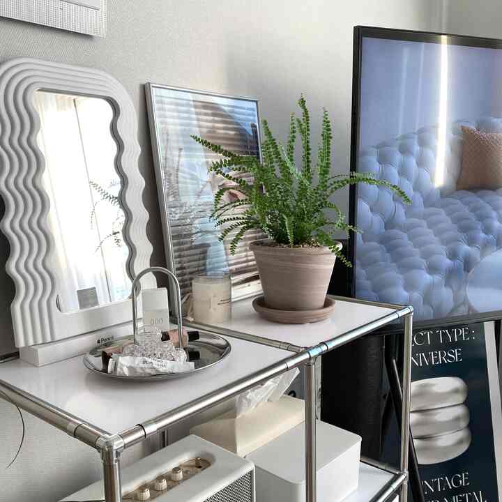 ナチュラルトーンの寝室、モジュール棚と植物が配置された清潔で温かみのある雰囲気のインテリア