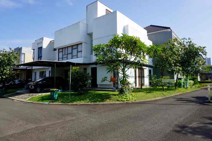 Rumah Lego dengan Hiasan Kaca Patri