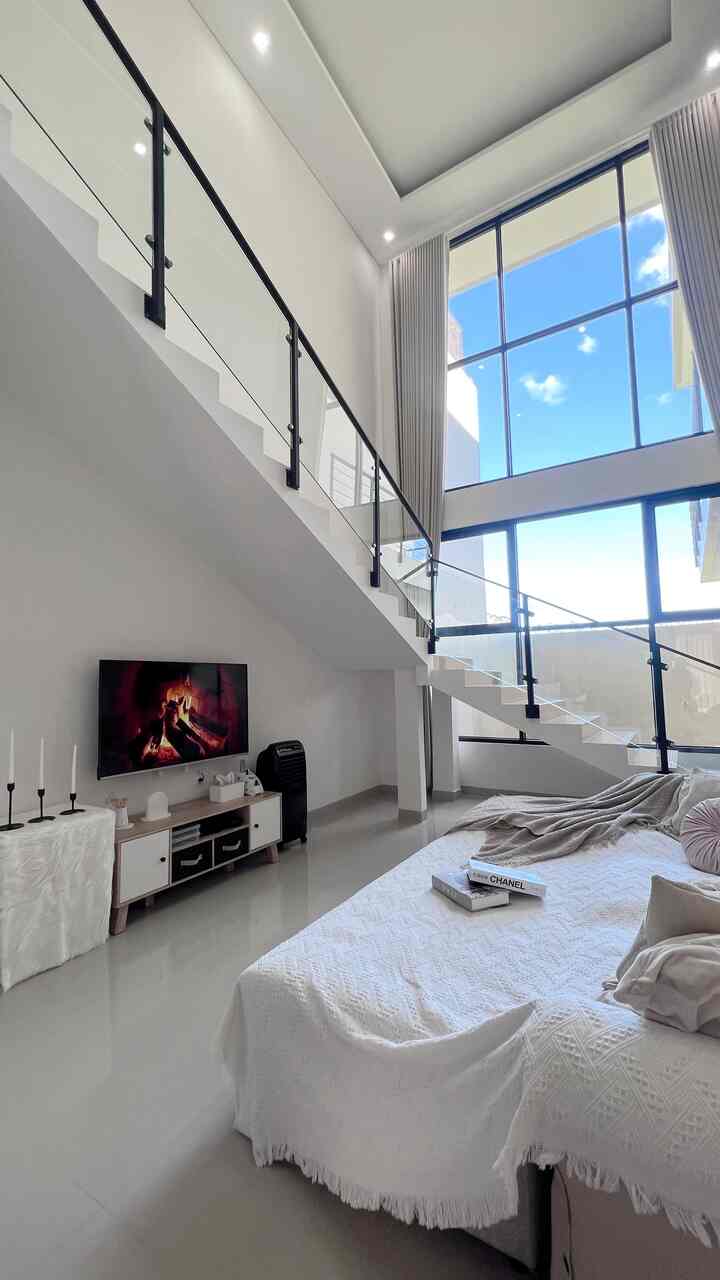 Rumah Cantik dengan Jendela Besar