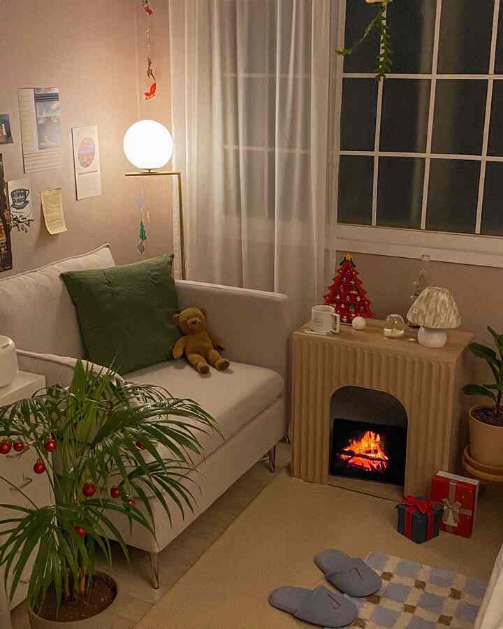 暖かいライトブラウン色調のリビング、ベージュのソファと暖炉、丸いフロアランプが配置された雰囲気のあるインテリア