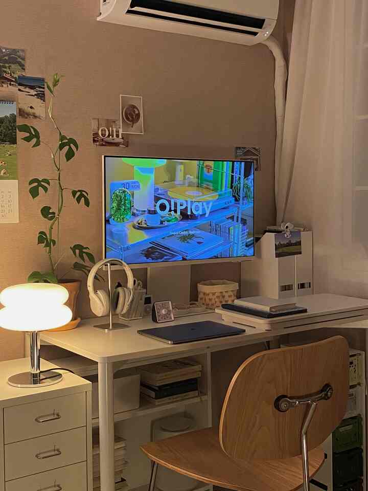 温かみのある白とナチュラルな茶色のトーンのホームオフィス、デスク、照明、プランテリアが調和した雰囲気のあるインテリア