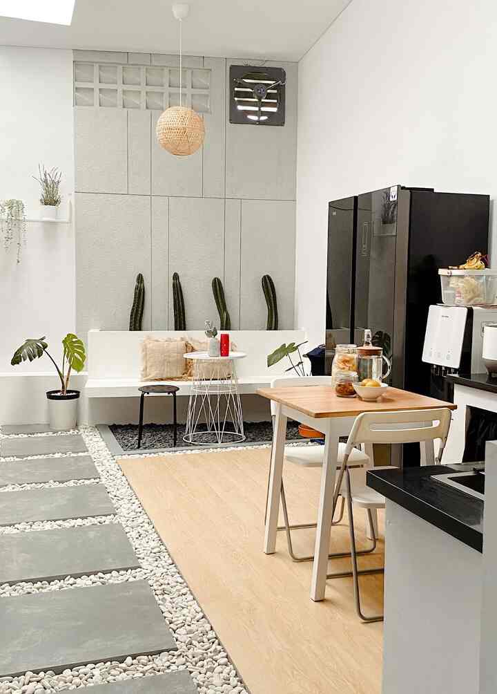 Rumah Putih di Daerah Berbukit