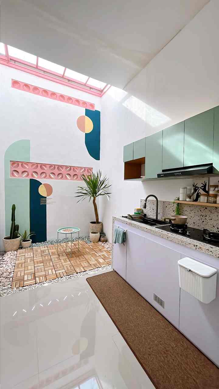 Rumah Berwarna di Tengah Sawah