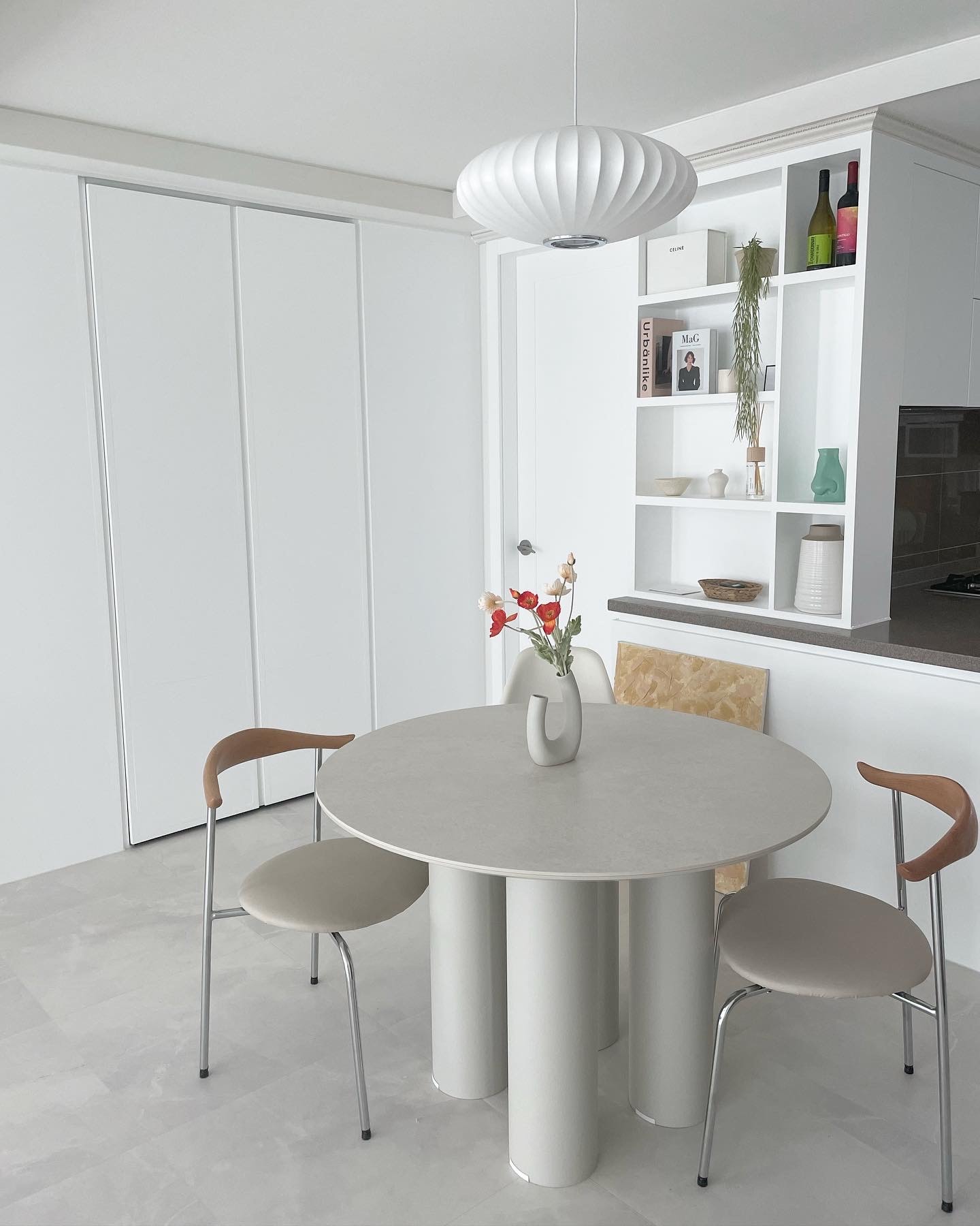 Curved Modern Ceramic Vase user photo