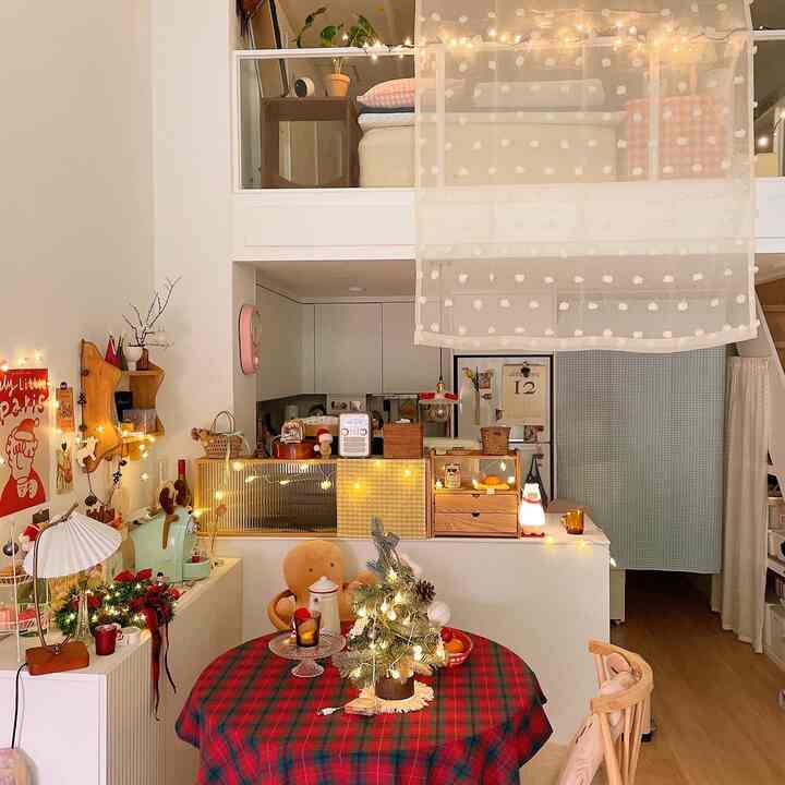 暖かみのあるベージュトーンのリビング、ミニツリーとストリングライトがポイントの温かい冬のインテリア