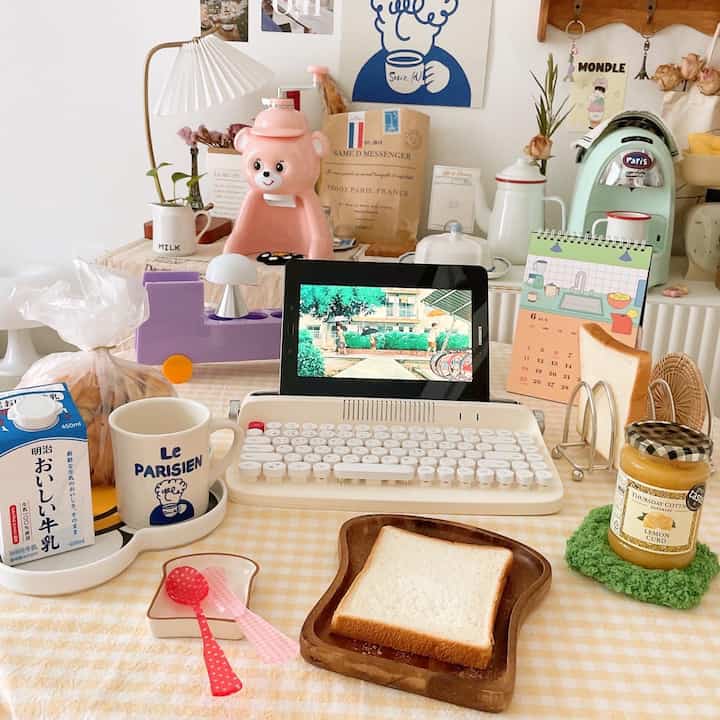 白と木目調を基調としたおうちカフェ空間、かわいいテーブルとカトラリーが温かみのある朝食の雰囲気を演出