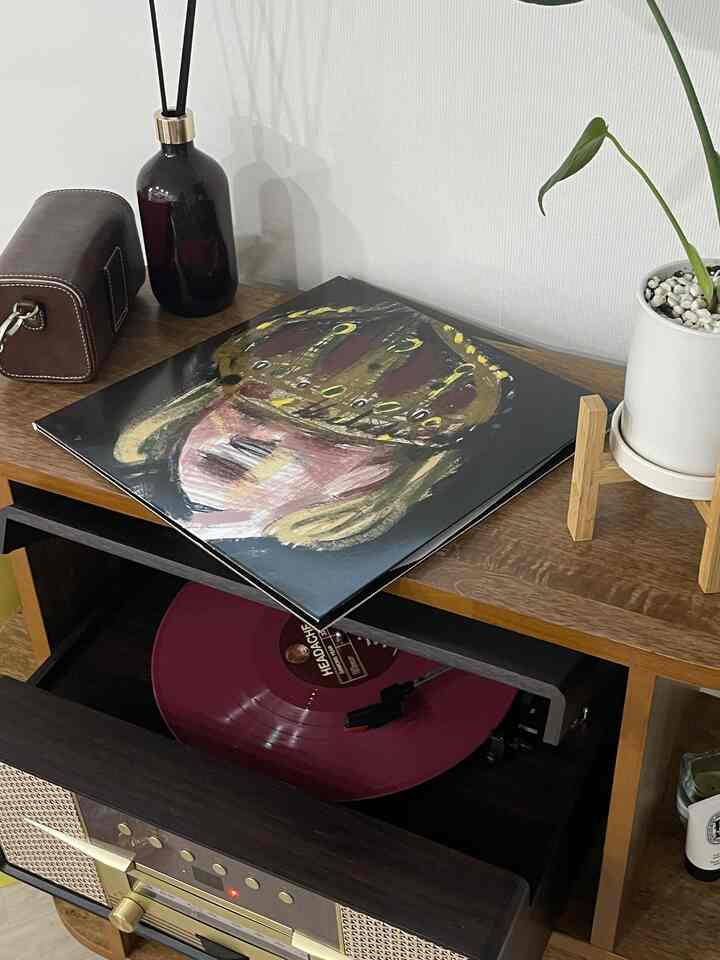 ナチュラルな木目調のキッチンの一角にレトロなLPターンテーブルとディフューザーが置かれたモダンなインテリア