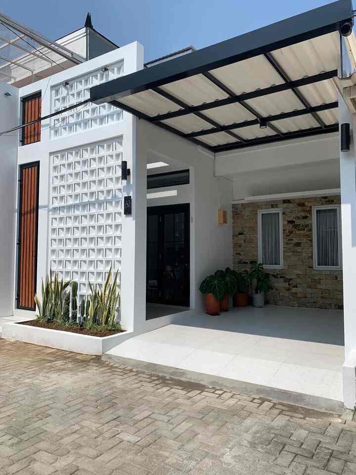 Rumah Strategis dengan Dua Gudang