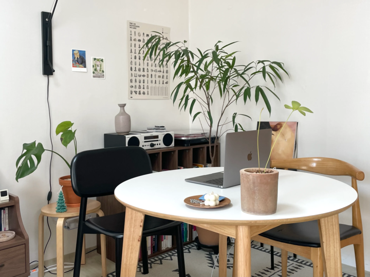 🇰🇷 実家の6畳部屋、暖かい木目を生かした音楽マーケターのインテリア