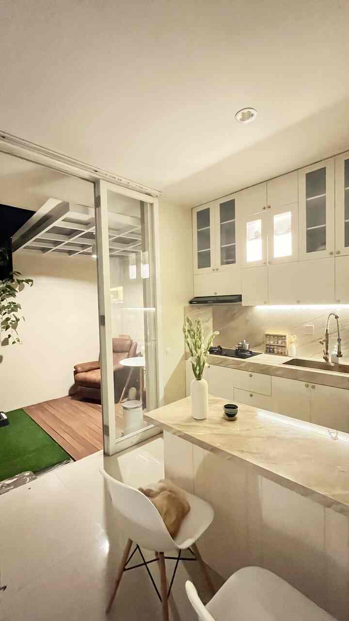 Rumah dengan Banyak Jendela Besar