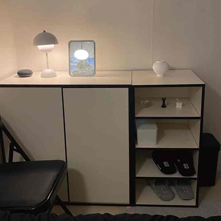 白と黒のトーンの書斎、シンプルな収納棚が配置された落ち着いた雰囲気のインテリア