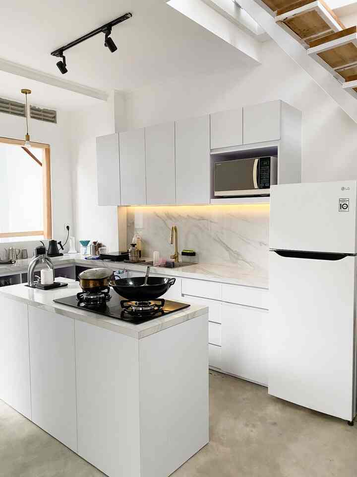 Rumah High Ceiling Bergaya American Classic