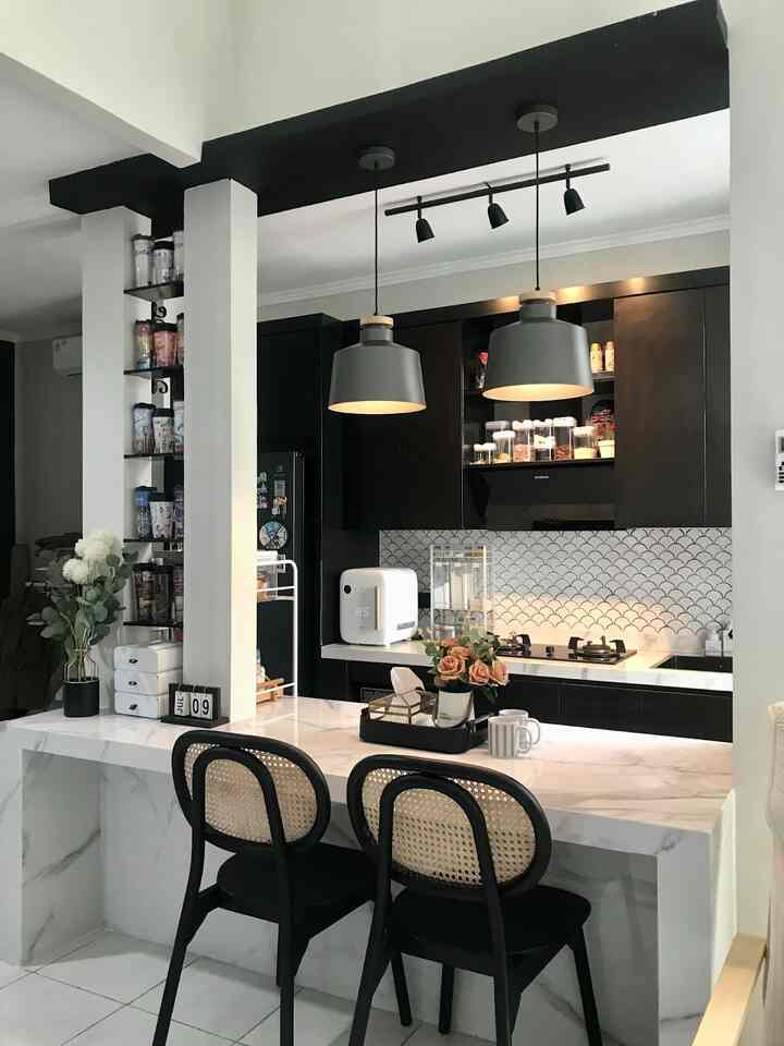 Rumah Hitam Putih di Bogor