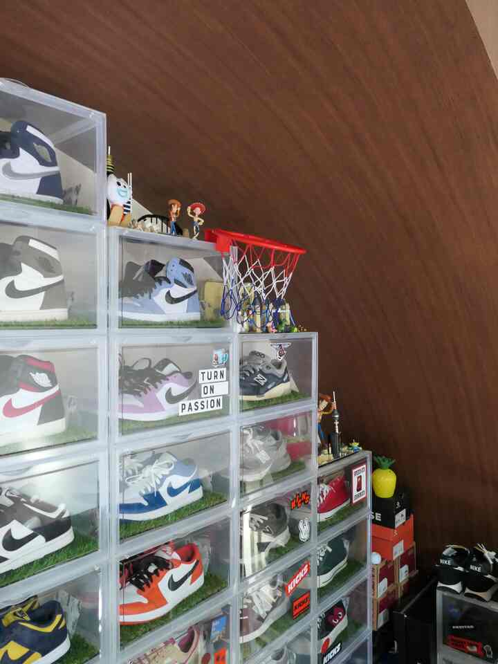 茶色の木壁と透明なシューズラックが配置された狭くて居心地の良い空間