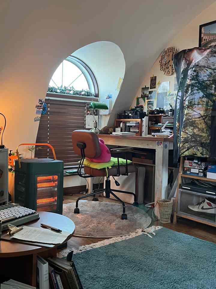 ブラウンと木目調が調和したコンパクトなホームオフィス、デスクとオフィスチェアが配置された雰囲気のある作業空間