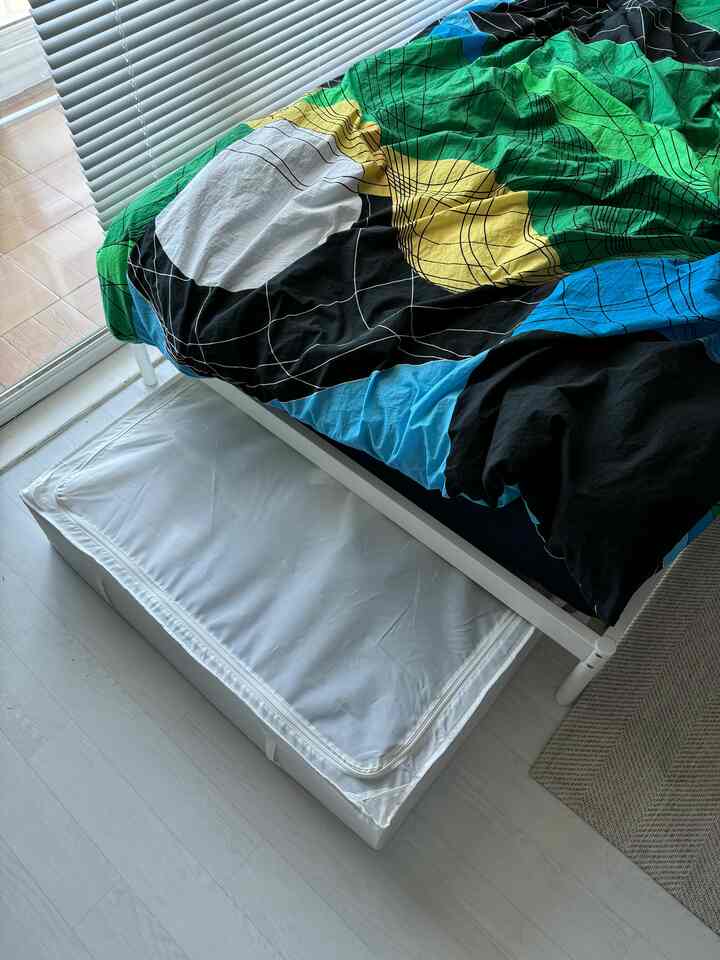 白と木調の調和が取れた寝室、イケアのベッドとベッド下収納ボックスが空間を有効活用した印象的なインテリア