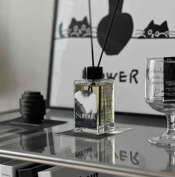 モノトーンの黒と白のインテリア小物が配置されたモダンな空間のディフューザーとポスター